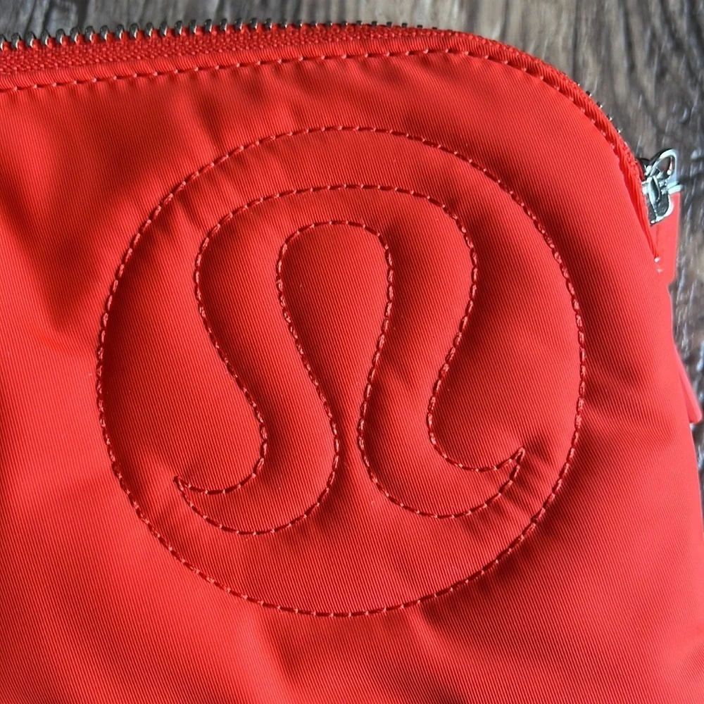NWOT lululemon wristlet
